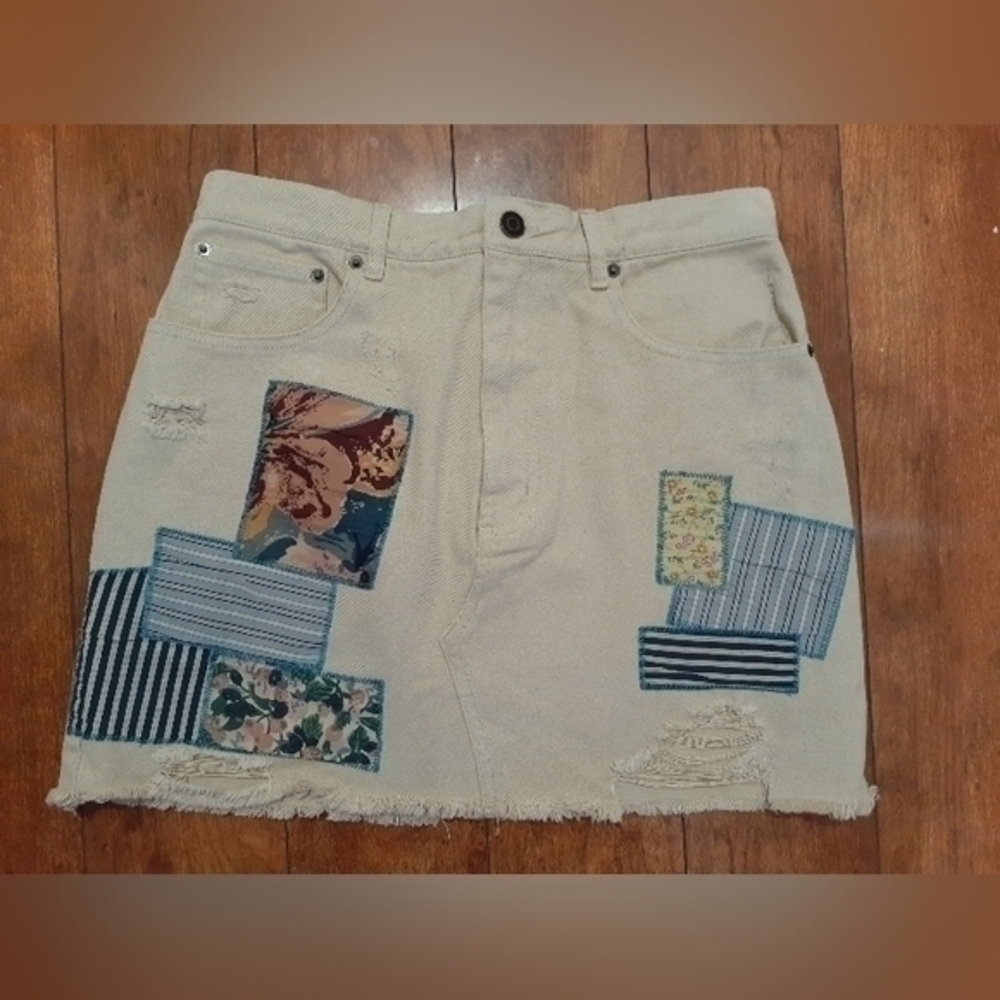 Urban Outfitters Distressed Cream Denim Mini-Skirt Size M - Picture 3 of 7